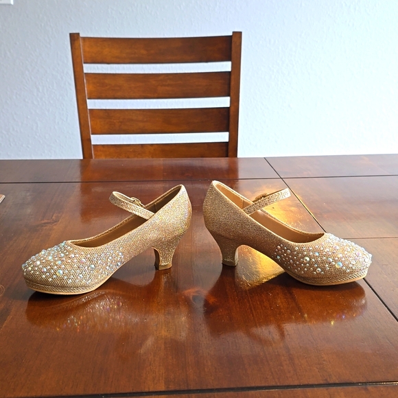 Champagne color size 1Y heels - Picture 4 of 7